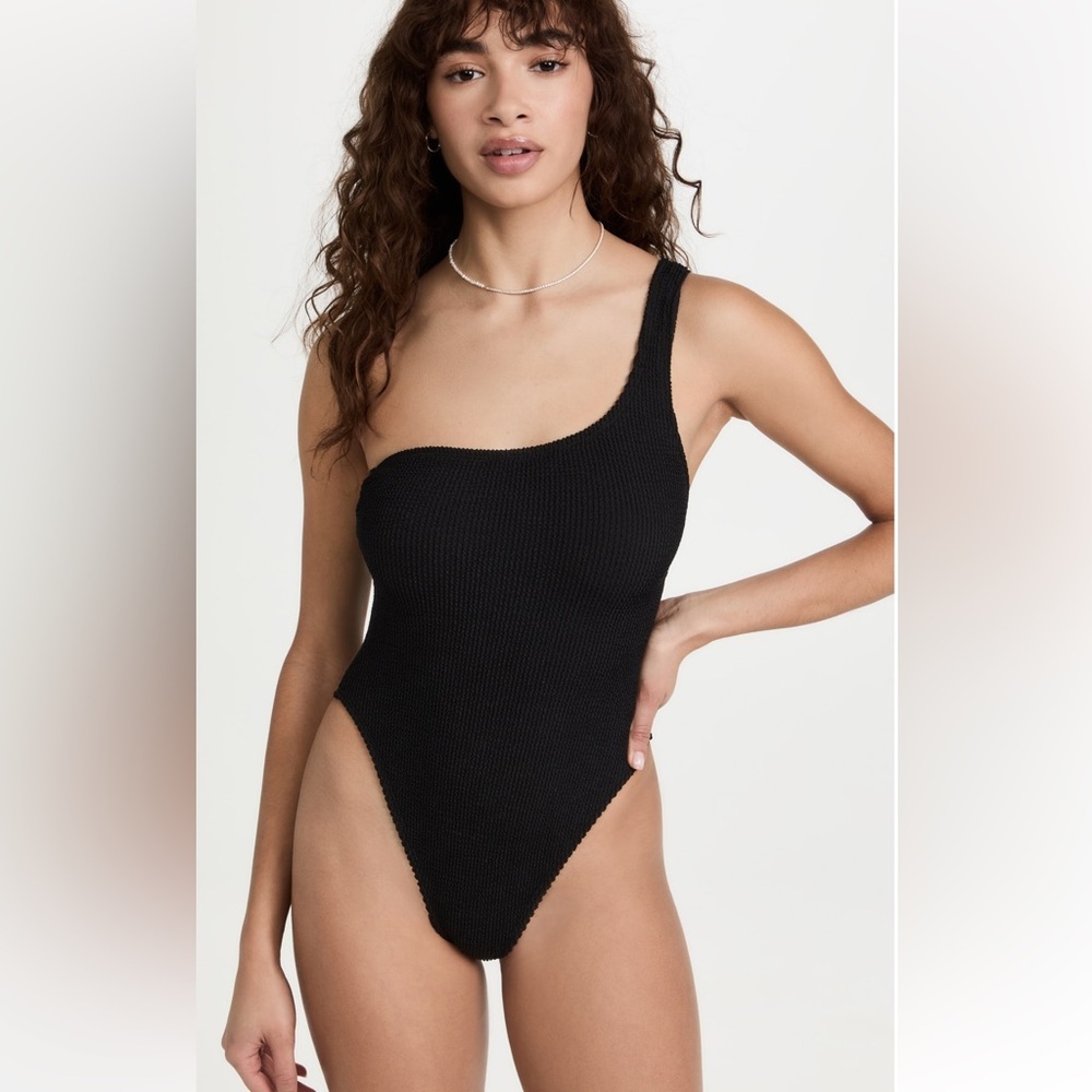 NWT Good American Always Fits One-Shoulder
One-Piece Swimsuit black